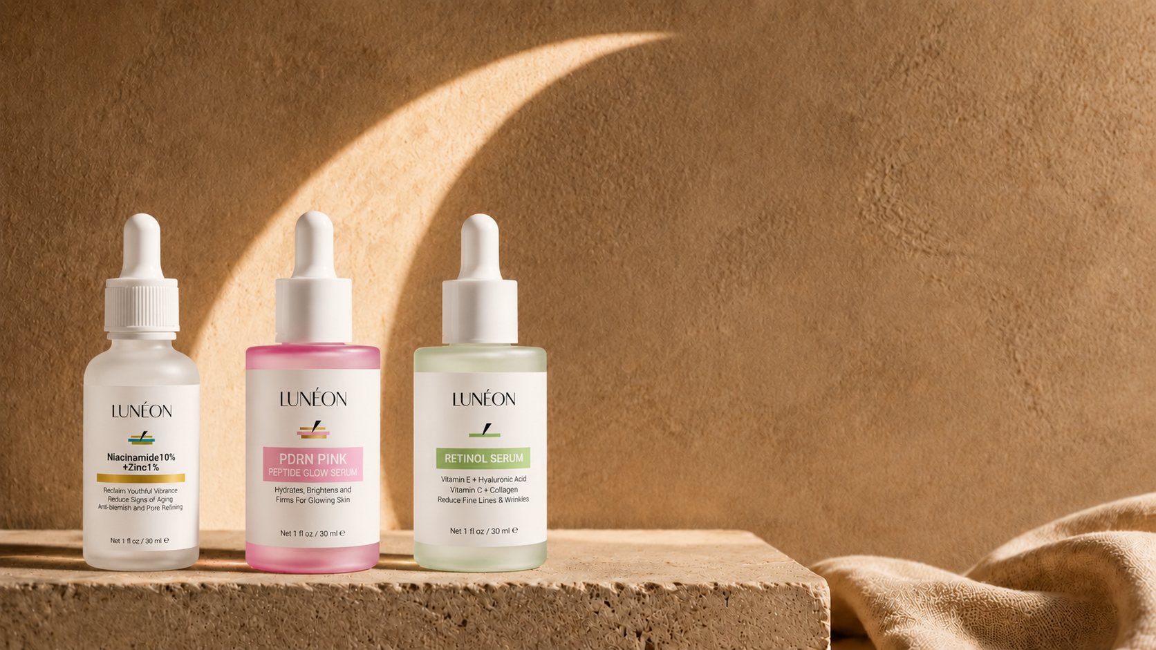 Die drei LUNÉON Seren mit Niacinamid, PDRN und Retinol nebeneinander vor aprikotfarbenem Rund